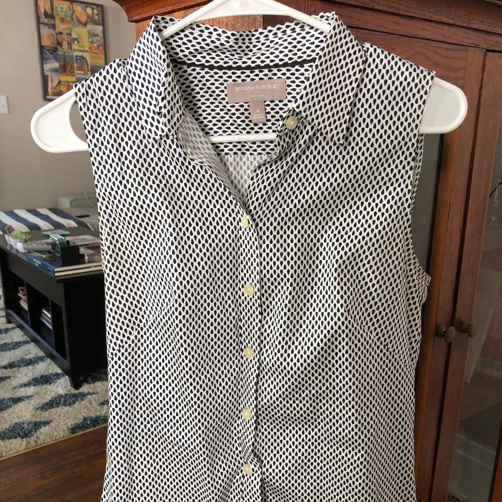 Sleeveless button-down shirt with raindrop pattern